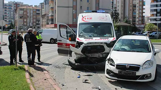 Hasta taşıyan ambulansla otomobil çarpıştı: 2 yaralı