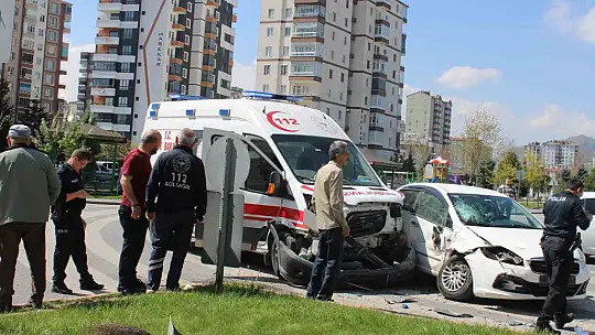 Hasta taşıyan ambulansla otomobil çarpıştı: 2 yaralı