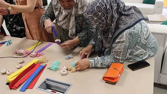 Hasta yakını kadınlar el işleri ile moral buluyor