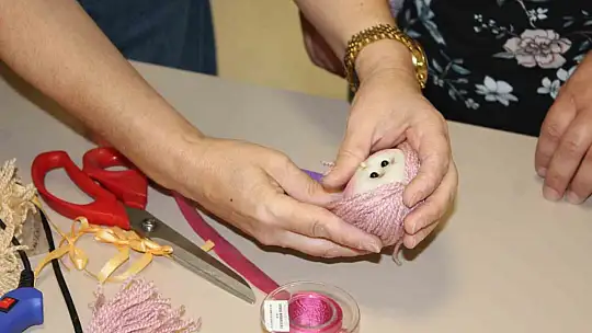 Hasta yakını kadınlar el işleri ile moral buluyor
