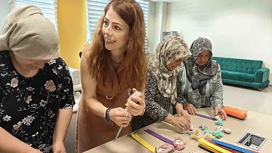 Hasta yakını kadınlar el işleri ile moral buluyor