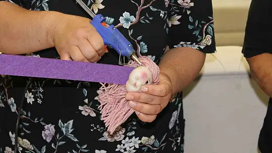 Hasta yakını kadınlar el işleri ile moral buluyor