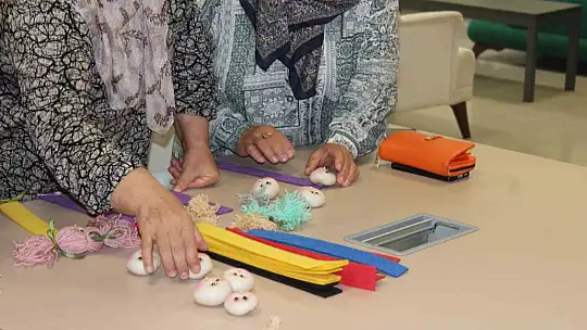 Hasta yakını kadınlar el işleri ile moral buluyor
