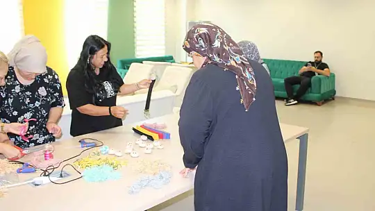 Hasta yakını kadınlar el işleri ile moral buluyor