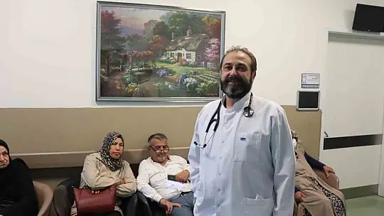Hastane duvarlarını doktorun tabloları süslüyor