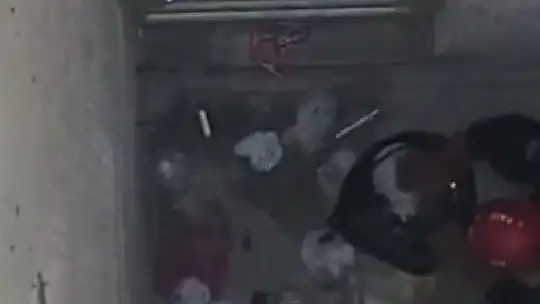 Havalandırma boşluğuna düşen kediyi itfaiye kurtardı