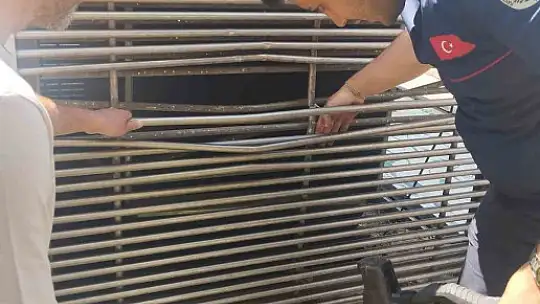 Havalandırma boşluğuna sıkışan kedi kurtarıldı