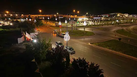 Havalimanı yolu geceleri renkli görünüme kavuşuyor
