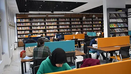 Hayalini kütüphanede gerçekleştiren Yiğithal'den Çolakbayrakdar'a teşekkür