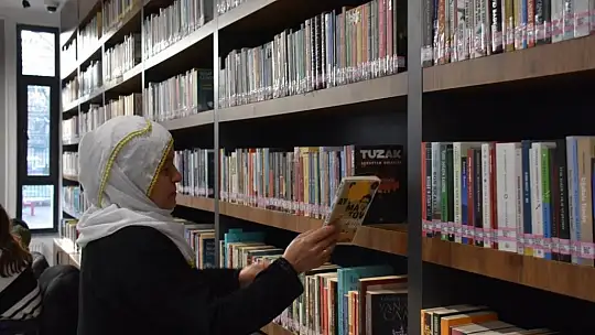 Hayalini kütüphanede gerçekleştiren Yiğithal'den Çolakbayrakdar'a teşekkür