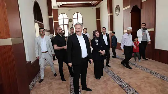 Hayrat Cami ibadete açıldı