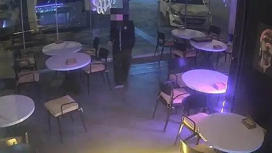 Hırsızlığın böylesi... Hırsızlık için girdiği kafede ısındı, yemek yedi