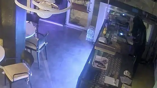 Hırsızlığın böylesi... Hırsızlık için girdiği kafede ısındı, yemek yedi