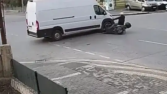 Hızla giden otomobil, kamyonun arkasına böyle girdi