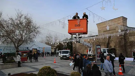 Hunat Cami ışıklarla donatıldı