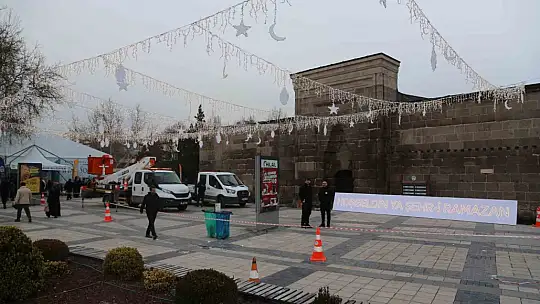 Hunat Cami ışıklarla donatıldı