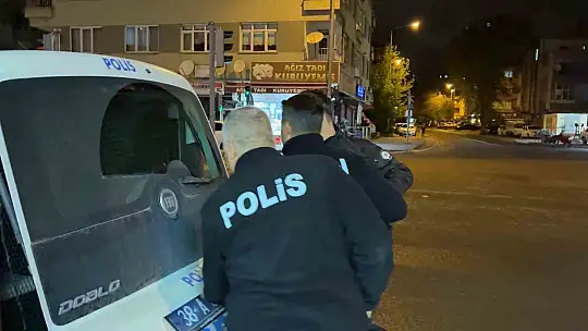 Husumetlisini bıçakladı, olay yerine yakın yerde yakalandı