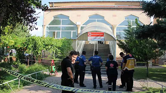 Husumetlisini namaz kılarken boğazını keserek öldürdü