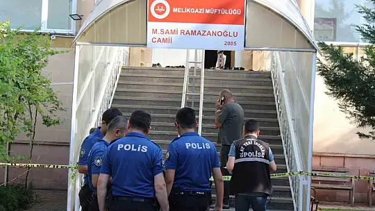 Husumetlisini namaz kılarken boğazını keserek öldürdü