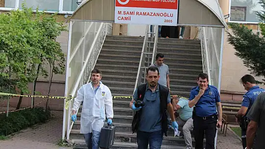 Husumetlisini namaz kılarken boğazını keserek öldürdü