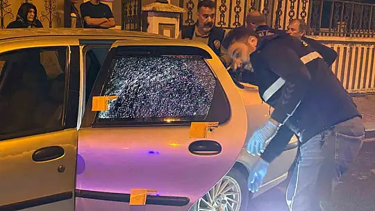 Husumetlisinin babasına ait otomobili kurşunladılar