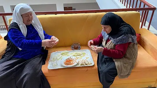 Huzurevi sakinleri lahana sarıp mantı sıktı