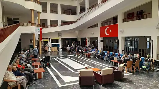 Huzurevi sakinleri lahana sarıp mantı sıktı