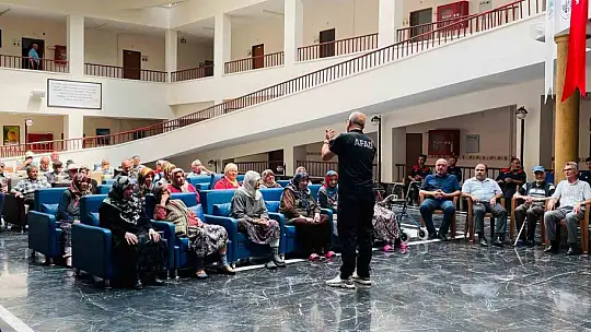 Huzurevi sakinleri lahana sarıp mantı sıktı