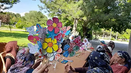 Huzurevi sakinleri lahana sarıp mantı sıktı