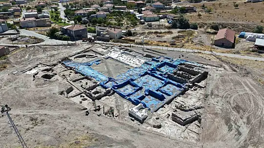 İç Anadolu'nun en büyük mozaik yapısında mezarlar bulundu