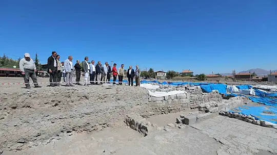 İç Anadolu'nun en büyük mozaik yapısında mezarlar bulundu