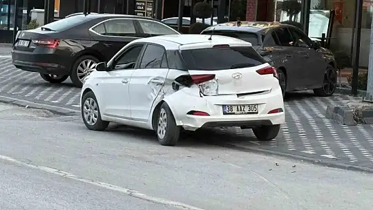 İki otomobil ve tramvayın karıştığı kazada 2 kişi yaralandı