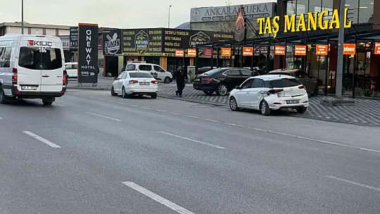 İki otomobil ve tramvayın karıştığı kazada 2 kişi yaralandı