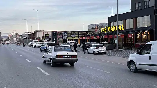 İki otomobil ve tramvayın karıştığı kazada 2 kişi yaralandı