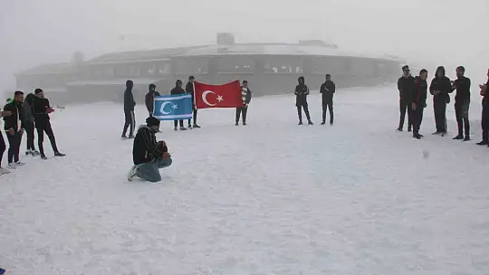 İlk defa kar gören Türkmenler gönüllerince eğlendi