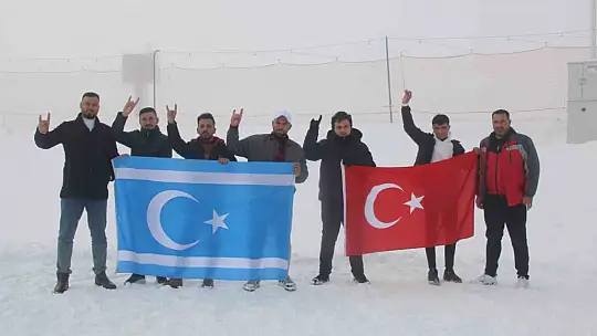 İlk defa kar gören Türkmenler gönüllerince eğlendi