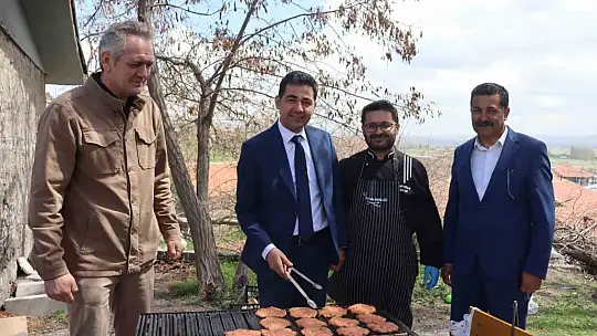 İlk hamburgerlerini liseli ablalarının ellerinden yediler