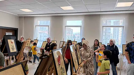 İlkokul öğrencileri ebru eserlerini sergiledi