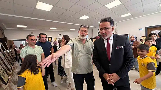 İlkokul öğrencileri ebru eserlerini sergiledi