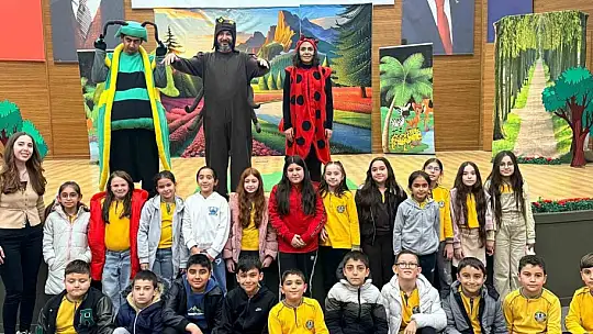 İlkokul öğrencilerinin tiyatro coşkusu
