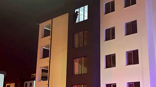 İnşaatın çatısına çıkan şahsı polis ikna etti