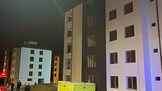 İnşaatın çatısına çıkan şahsı polis ikna etti