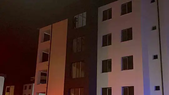 İnşaatın çatısına çıkan şahsı polis ikna etti