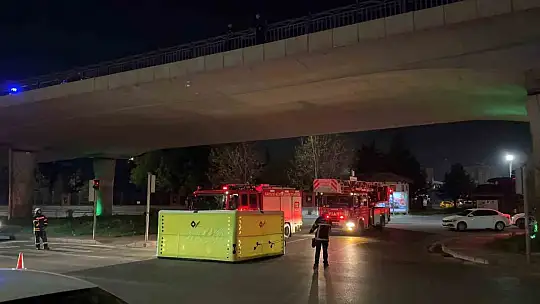 İntihar etmek için köprüye çıkan şahsı polis ikna etti
