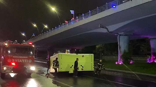 İntihar etmek için köprüye çıkan şahsı polis ekipleri ikna etti
