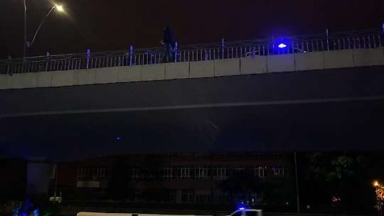 İntihar etmek için köprüye çıkan şahsı polis ekipleri ikna etti