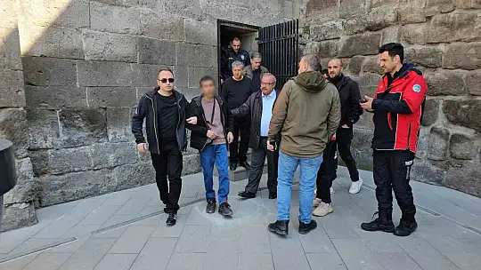 İntihardan vazgeçti, gazeteciye saldırdı