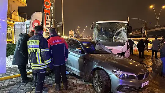 İşçi servisi ışıkta bekleyen 5 araca çarptı: 7 yaralı