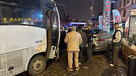 İşçi servisi ışıkta bekleyen 5 araca çarptı: 7 yaralı