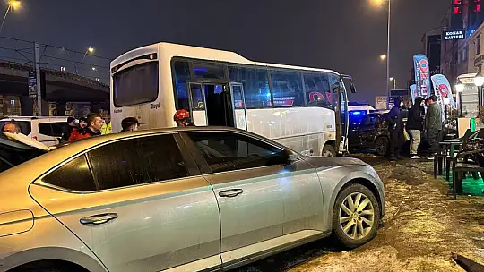 İşçi servisi ışıkta bekleyen 5 araca çarptı: 7 yaralı